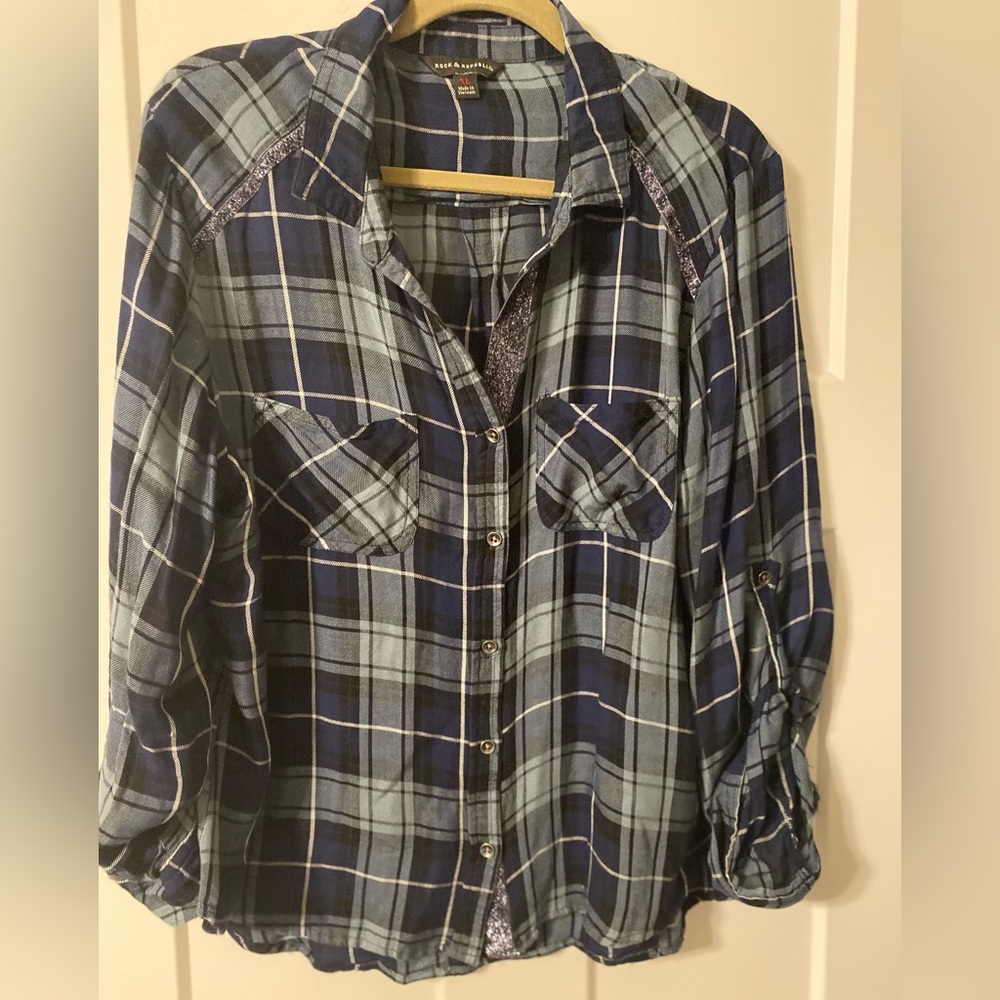 Rock & Republic Women’s Blue plaid button up with sequins. Size‎ XL